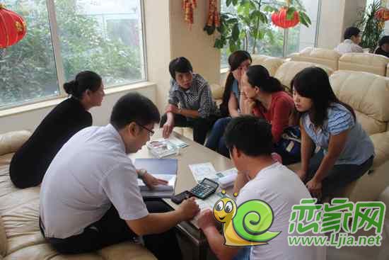 工作人員對(duì)意向網(wǎng)友進(jìn)行購房款及貸款的計(jì)算