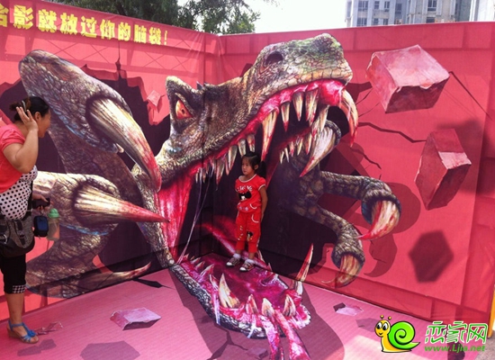 參觀恐龍展的游客正在拍照留念