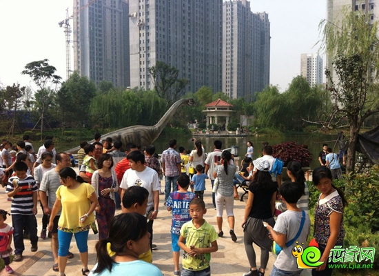 美的城恐龍展游客