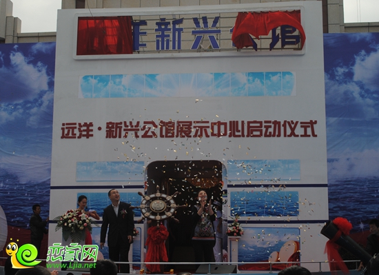 新興公館項(xiàng)目總經(jīng)理蔡淳先生和集團(tuán)副董事長李麗平女士共同推動(dòng)船舵盤