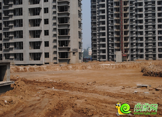 頤景藍(lán)灣正在建造人工湖