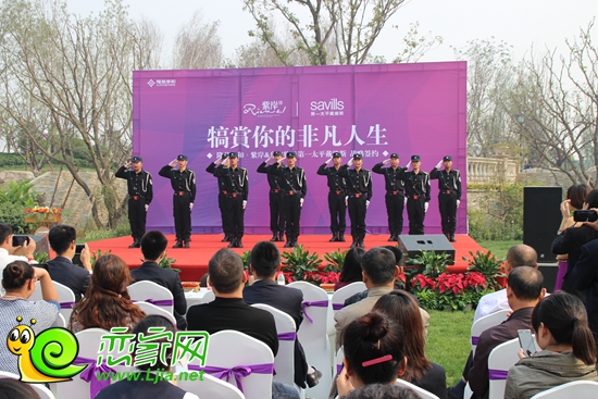 物業(yè)保安獻(xiàn)上保安之歌