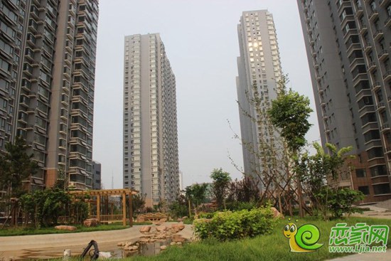 鴻基行政公館小區(qū)園內實景圖