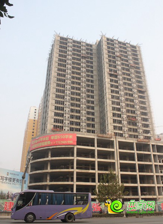 玻璃外墻施工中