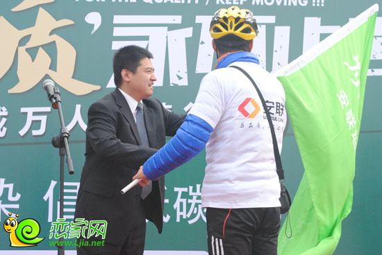 安聯(lián)邯鄲公司總經(jīng)理武新斌先生向本次領(lǐng)隊授旗