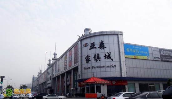 頤景藍(lán)灣附近的亞森家具城