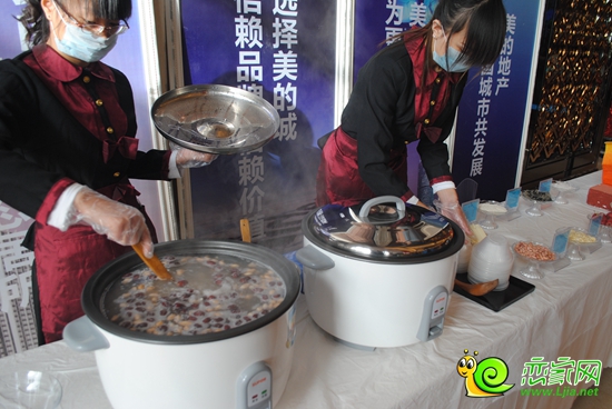 工作人員為到場嘉賓準備養(yǎng)生粥