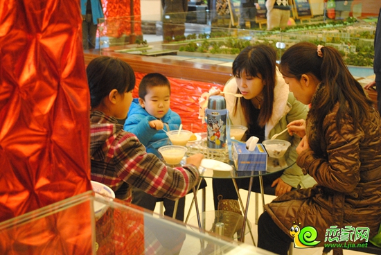 到場(chǎng)嘉賓品嘗養(yǎng)生粥