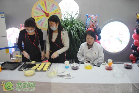 到場嘉賓制作蛋撻