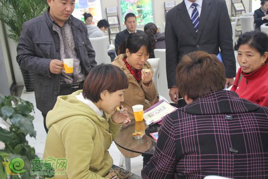 在場顧客品嘗蛋撻