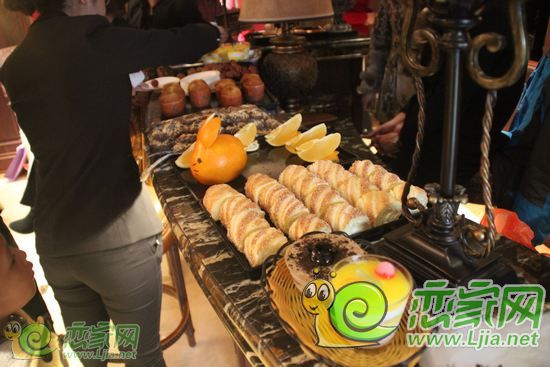 工作人員為到場嘉賓準(zhǔn)備的點心
