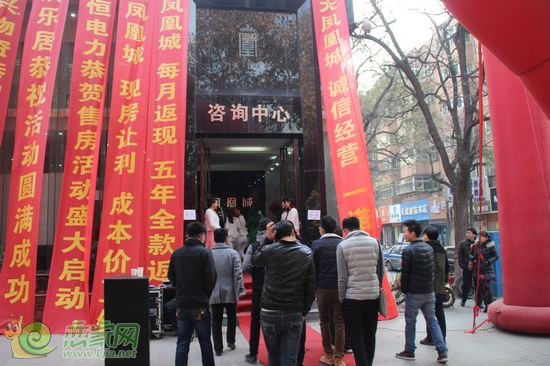 售樓部門口的人群
