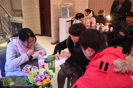 在場(chǎng)顧客挑選房源