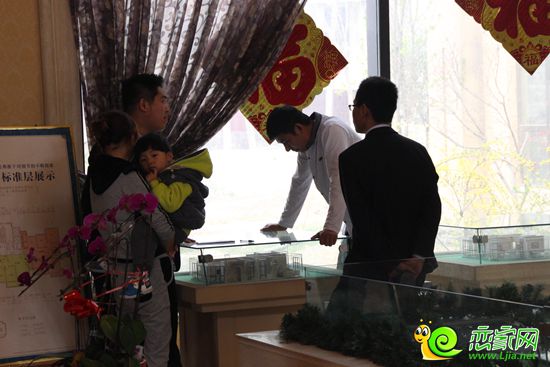 潤實·月亮灣工作人員正在與客戶洽談