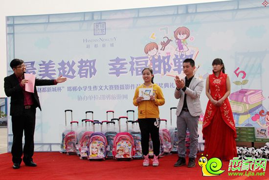 獲得一等獎(jiǎng)的小朋友上臺(tái)由趙都新城銷(xiāo)售總監(jiān)楊總頒發(fā)ipad一臺(tái)