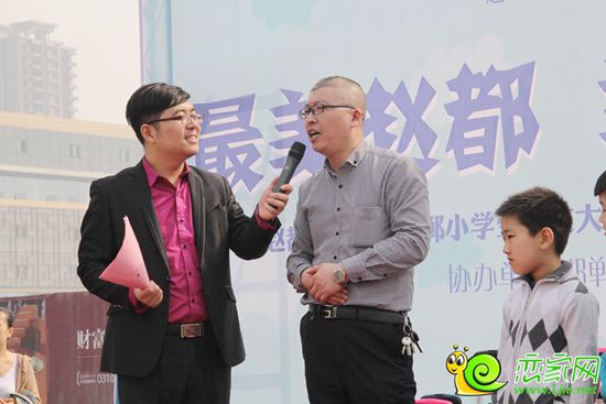 在頒發(fā)攝影類(lèi)獲獎(jiǎng)作品時(shí)，因一名小朋友參加奧數(shù)比賽來(lái)不了活動(dòng)現(xiàn)場(chǎng)，所以他的爸爸來(lái)替他領(lǐng)獎(jiǎng)，現(xiàn)場(chǎng)一片熱鬧景象