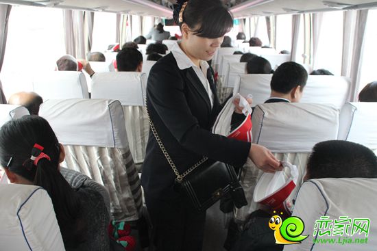 榮盛工作人員給榮盛業(yè)主們發(fā)放遮陽帽