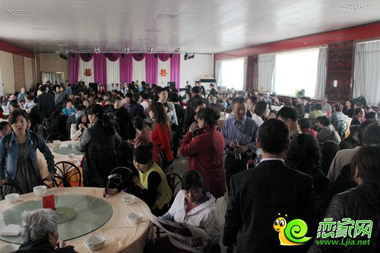 榮盛業(yè)主們正在飯店內等候