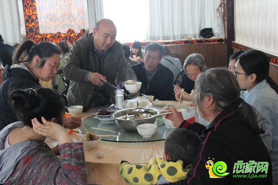 榮盛業(yè)主們正在品嘗魏縣大鍋菜