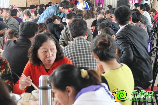 榮盛業(yè)主們正在品嘗魏縣大鍋菜
