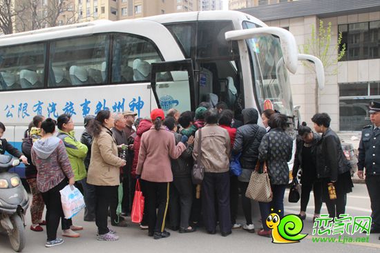 榮盛社區(qū)業(yè)主正在點(diǎn)名上車