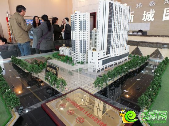 前來新城國際售樓處咨詢的網(wǎng)友不斷