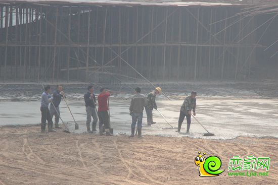 正在平整路面的工人