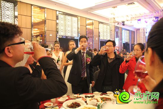 美的城領(lǐng)導下臺走桌碰杯敬酒