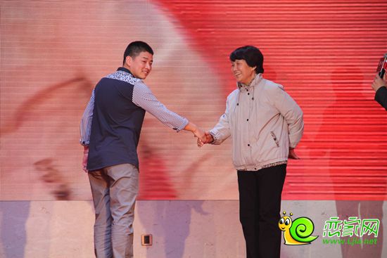 美的城工作人員將獎(jiǎng)品讓給了其他人