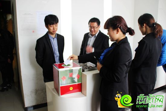 抽獎(jiǎng)券丟入抽獎(jiǎng)箱中