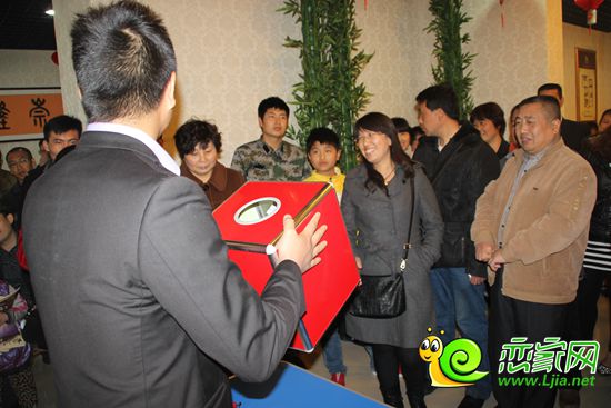 嘉大·玉如意業(yè)主們?cè)诔楠?jiǎng)環(huán)節(jié)中有說(shuō)有笑