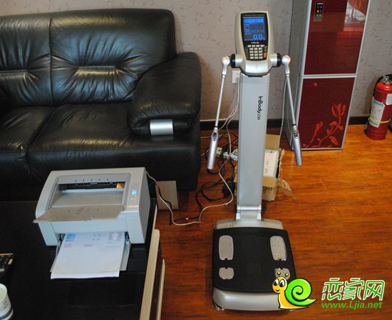 業(yè)主們可免費(fèi)體驗(yàn)人體成分分析儀