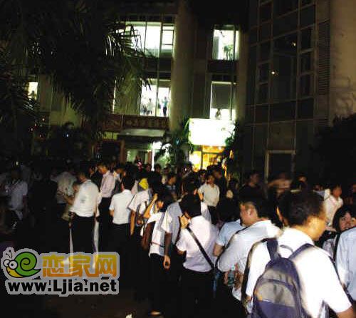 在合富輝煌培訓(xùn)中心前，認(rèn)購(gòu)者大排長(zhǎng)龍