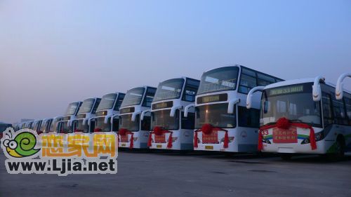 邯鄲市公交公司不斷購進新型高檔環(huán)保公交車，這是新車上線啟動現(xiàn)場