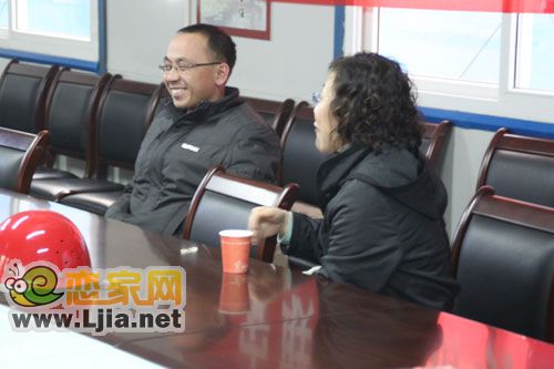 業(yè)主與施工方代表胡志廣交流