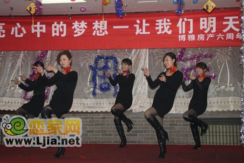 美女領(lǐng)導(dǎo)與員工共舞NObody