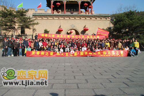 全體業(yè)主及物業(yè)工作人員大合影