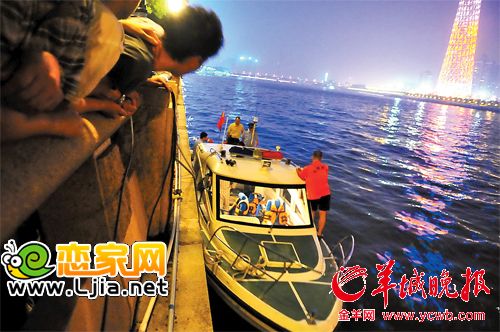 水警在搜救落水者