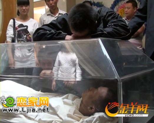 親人們送別英雄