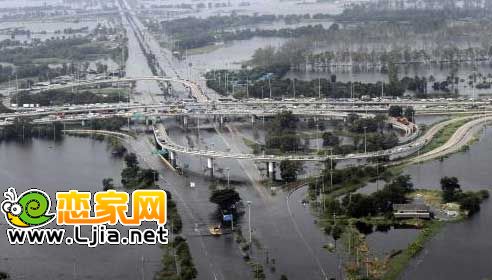 在曼谷外圍的巴吞他尼府地區(qū)，立交橋變成了停車場。人們紛紛把車子停放在這些高處，以免被洪水吞噬。現(xiàn)在洪水被擋在曼谷外郊，但首相英叻已承認(rèn)，洪水是擋不住了，因此決定引導(dǎo)洪水經(jīng)過曼谷進(jìn)入大海