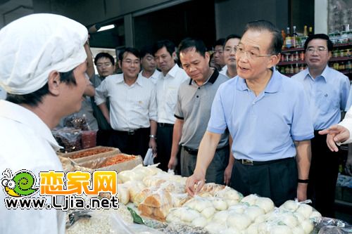 21日，溫家寶來到位于南寧市圓湖路的麻村市場，了解當前物價情況