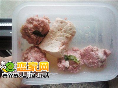 胡先生稱，添加了“日落黃”的瘦肉餡，做成丸子后，變成了紅色