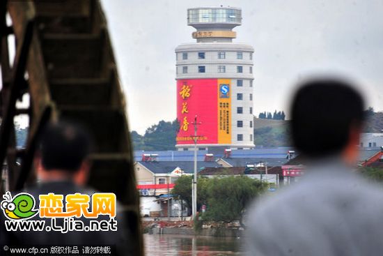 湖北宜昌市夷陵區(qū)龍泉鎮(zhèn)工業(yè)園的一棟酒瓶外型辦公樓
