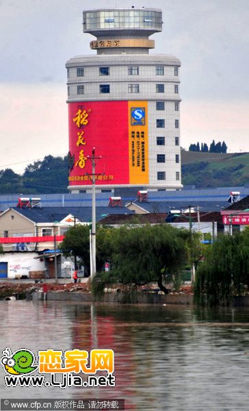 湖北宜昌市夷陵區(qū)龍泉鎮(zhèn)工業(yè)園的一棟酒瓶外型辦公樓