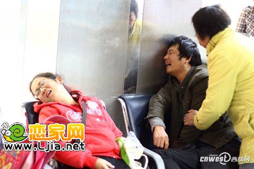 事故造成一名8歲小女孩死亡，親人傷心欲絕 