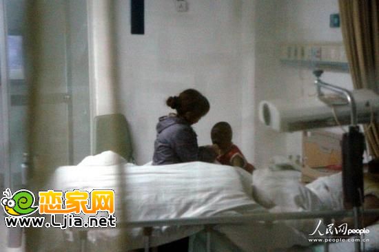 妞妞（化名）在病床上一直喊疼，外婆將她扶起來坐在床上安慰她