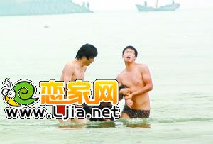 準(zhǔn)新郎尹強(qiáng)（右一）和攝影師助理王洪響聯(lián)手救起婦女 