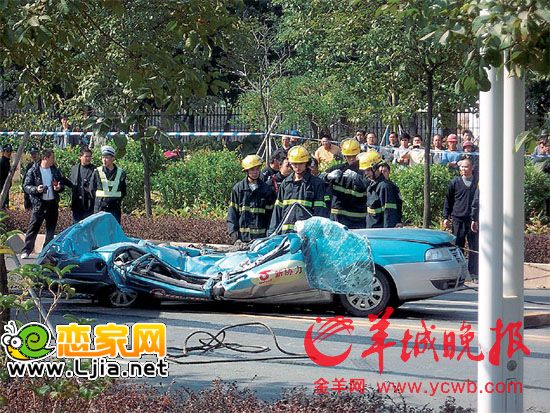 出租車被壓成這個樣子