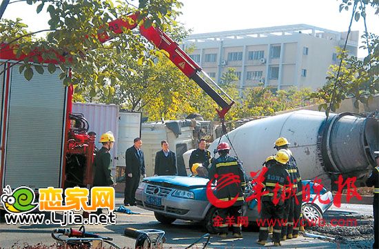 消防員正在緊急救援