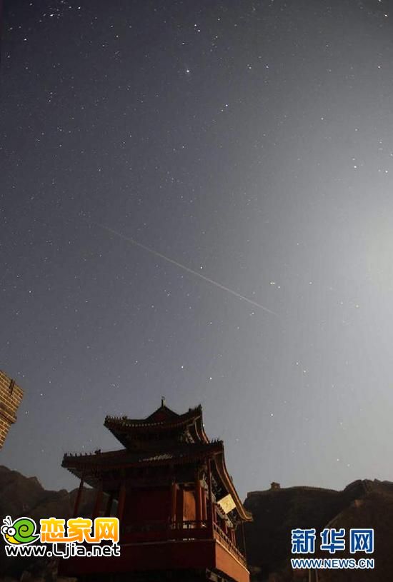 12月14日深夜在北京居庸關(guān)長城上拍攝的星空。當(dāng)晚，全年最值得觀測的雙子座流星雨綻放夜空 